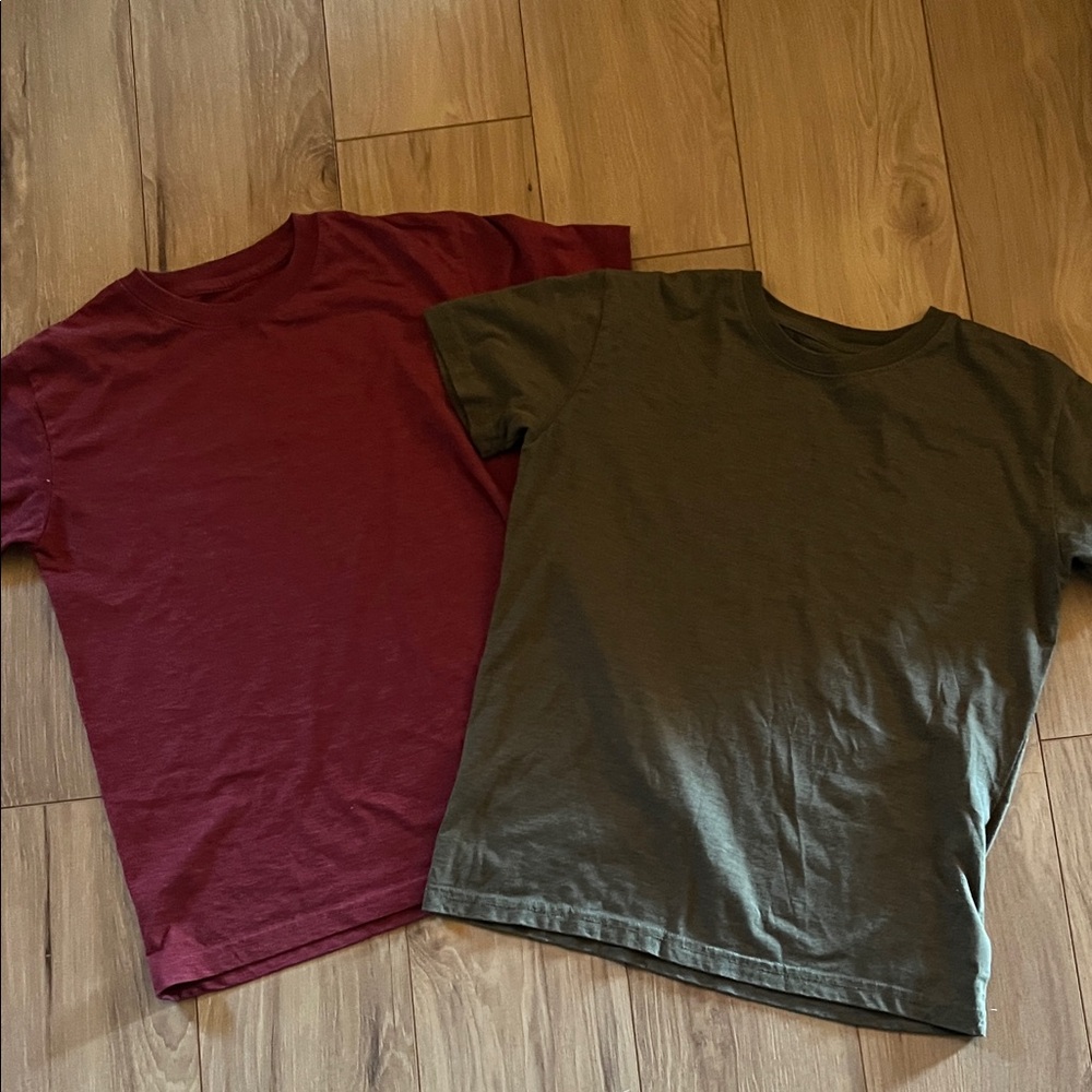 Set of Two T-Shirts in Red and Green